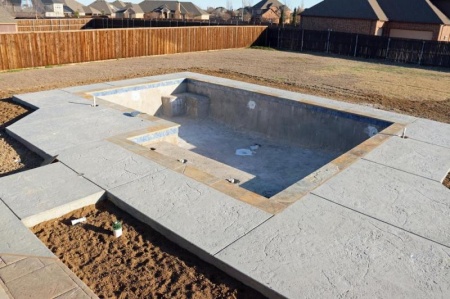 Choisir un nouveau rev&ecirc;tement de piscine change l'aspect et l'&eacute;tanch&eacute;it&eacute; du bassin